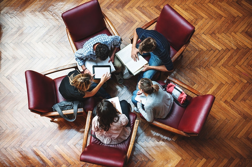 Student meeting in library - Teamwork